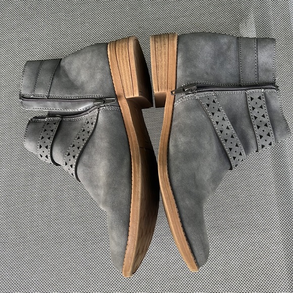 American Eagle Ankle Boots Womens 91/2 Gray Faux Suede Buckles Side Zip Strappy - Picture 3 of 11